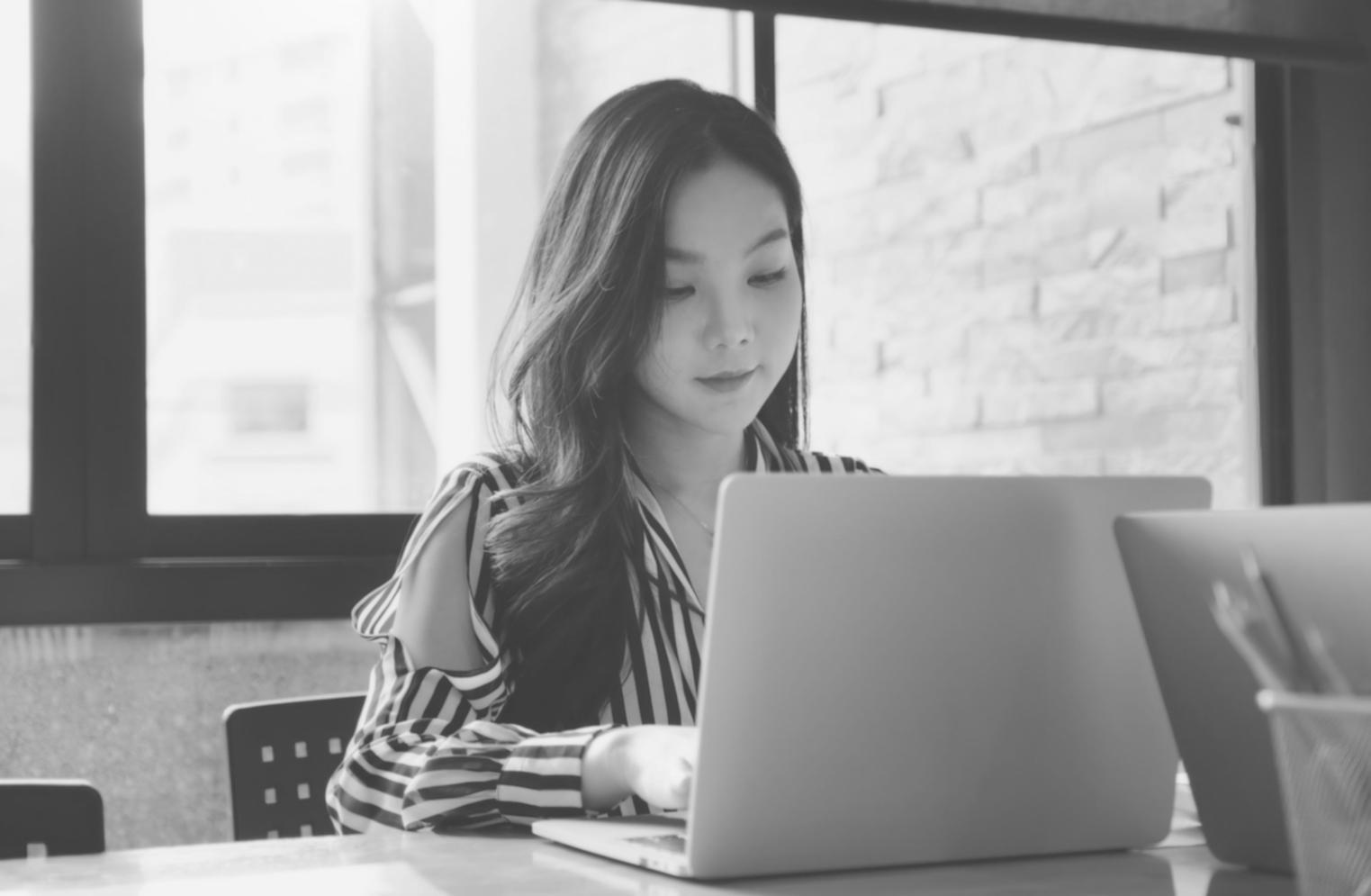 Planificación financiera con gráficos y documentos sobre mesa