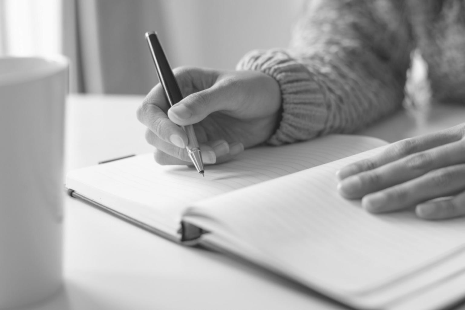 Sesión de formación financiera con estudiantes trabajando en sus presupuestos personales